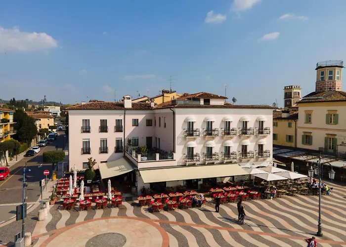 La Vista Postcard Hotel